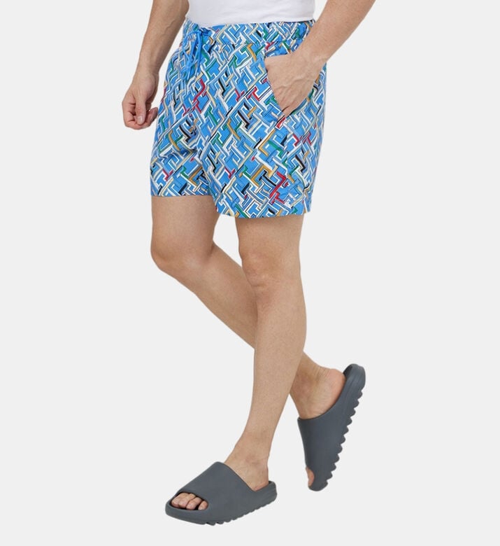 شورت سباحة بطبعة أحرف العلامة شورت سباحة بطبعة أحرف العلامة