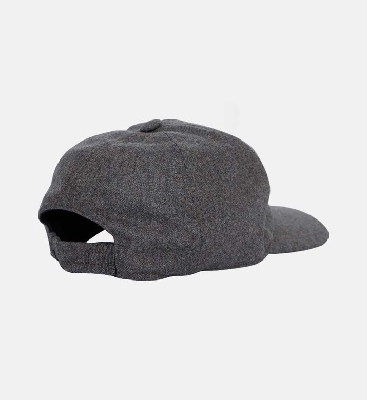 قبعة بإبزيم خلفي