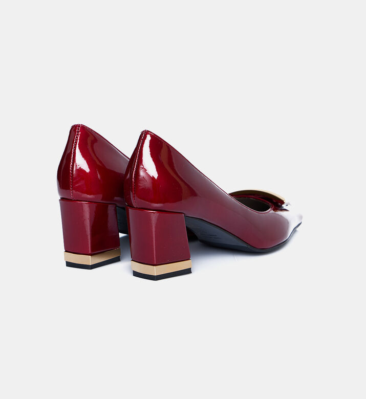 حذاء بمقدمة مربعة من جلد لامع