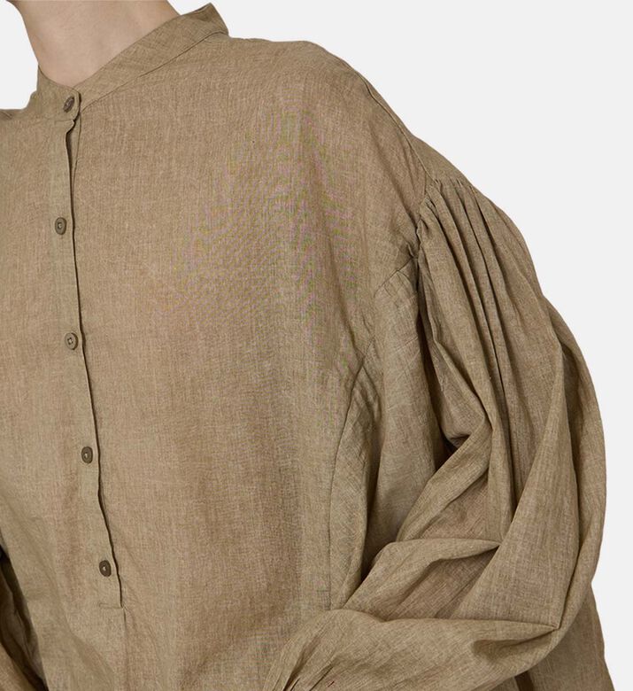 قميص بأكمام منفوشة وصف أزرار