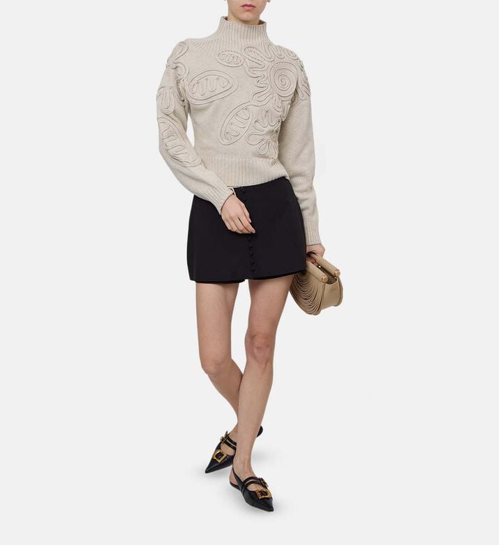 سترة برقبة عالية مطرزة بأزهار سترة برقبة عالية مطرزة بأزهار