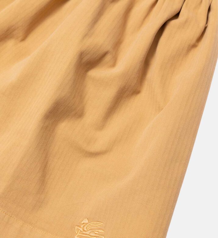 تنورة قطن هرمية بخطوط متباينة على الحافة وتفصيل شعار