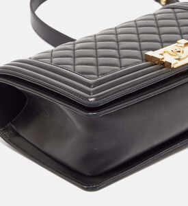 حقيبة شانيل بوي متوسطة الحجم بجلد مبطّن بغطاء قلاب مملوكة مسبقًا