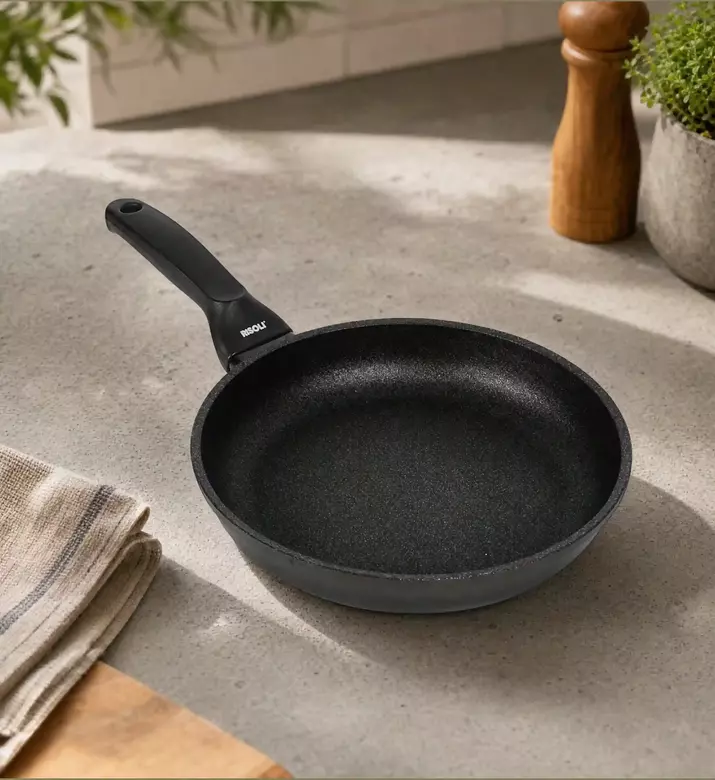 Risoli Profile Coating Pan, Dark-grey, 28x28x28-cm, Model View