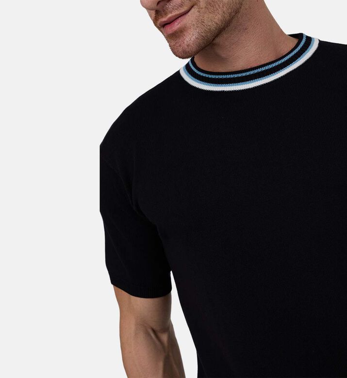 تيشيرت قطن بأكمام قصيرة بحافة ياقة بلون مغاير