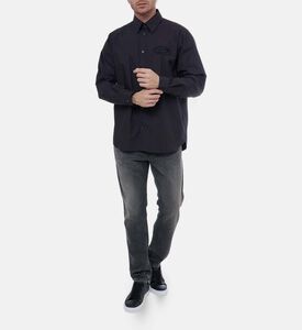 قميص بصف أزرار بتطريز شعار