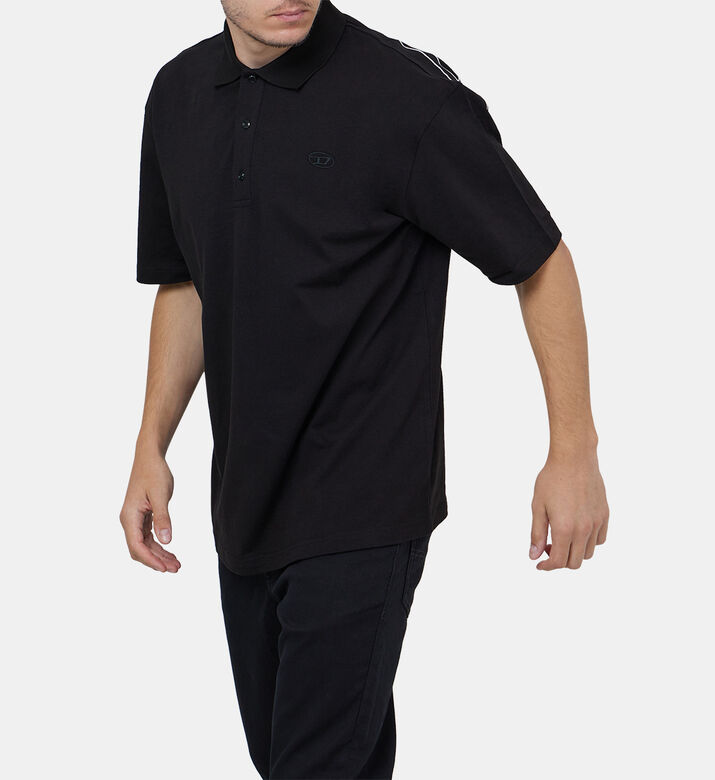 قميص بولو بيضاوي بتطريز D