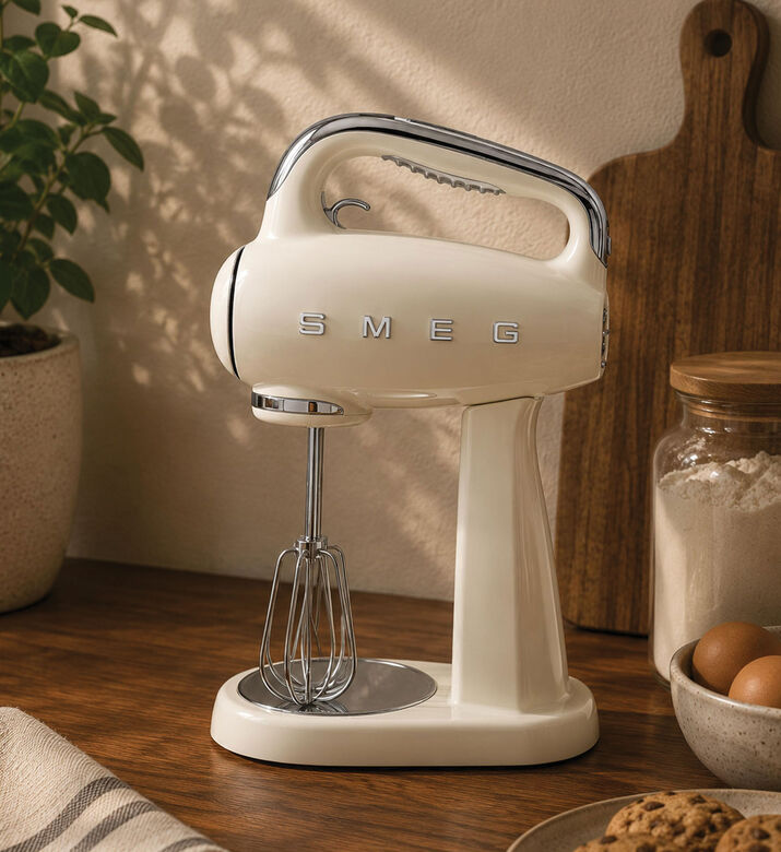 Smeg 50s-style Iconic Hand Mixer, Packshot View
