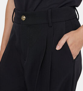 بنطال بخصر عالي واسع بقصة تضيق نحو الاسفل