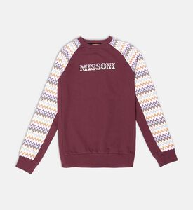 بدلة رياضية مخططة متعرجة بتفاصيل شعار