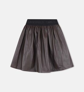 تنورة قصيرة بتفاصيل منقوشة