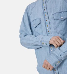 قميص بأزرار دائرية متعددة الألوان