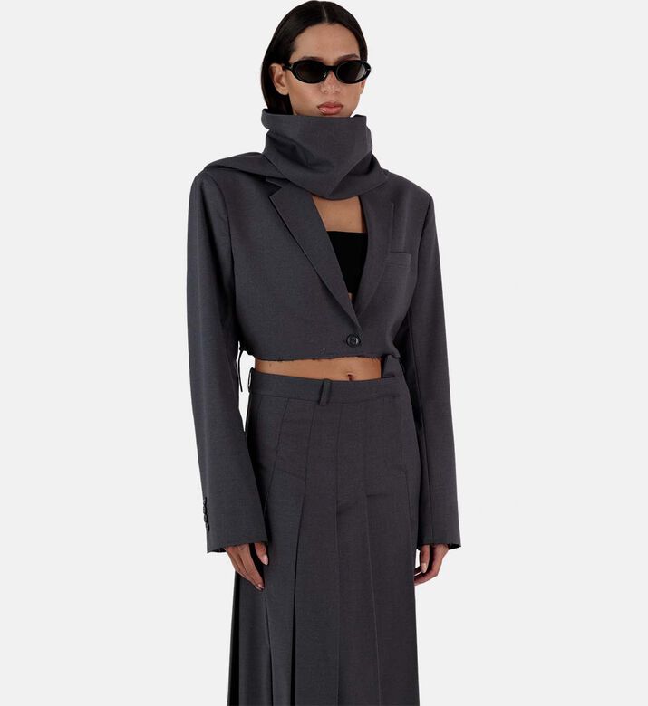 بليزر قصير مع وشاح جانبي