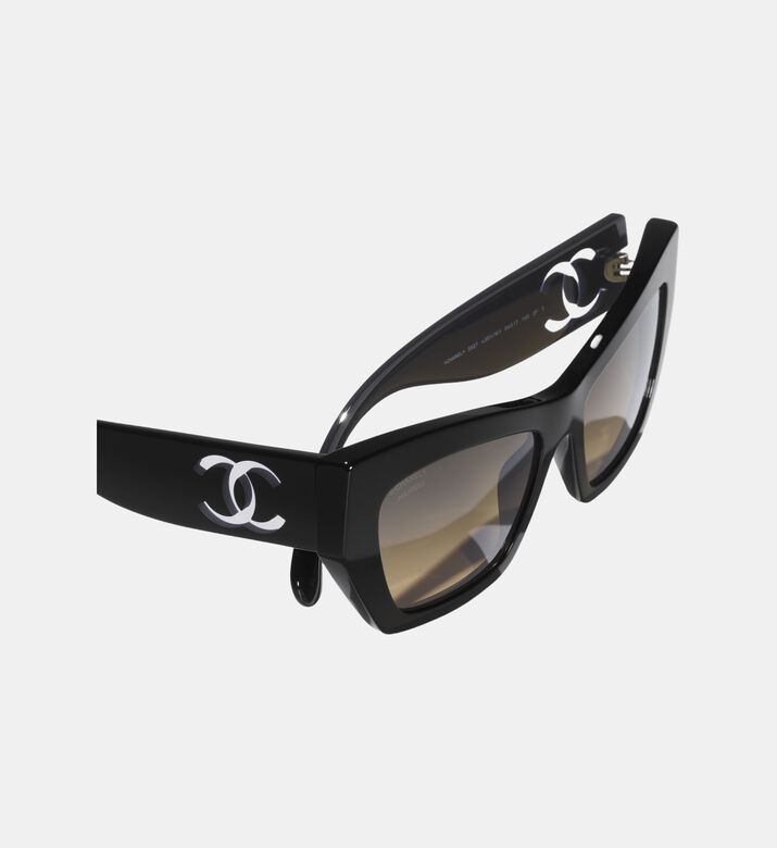 نظارات شمسية بقصّة كات آي بتفاصيل فتحات