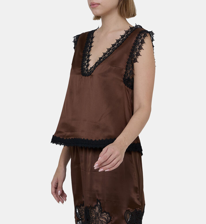 تيشيرت بقصة مربعة قصيرة مناسبة