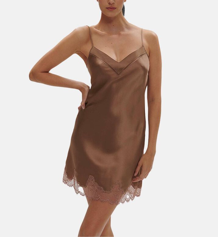 فستان سهرة حرير دريمي بياقة V