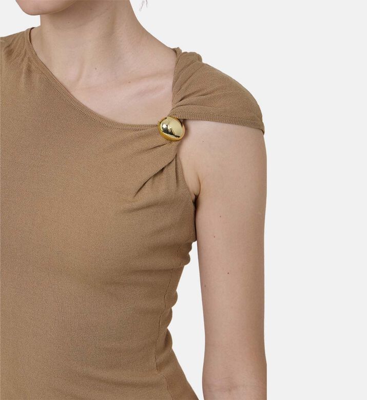 تيشيرت غير متماثل بتفاصيل أزرار ذهبية