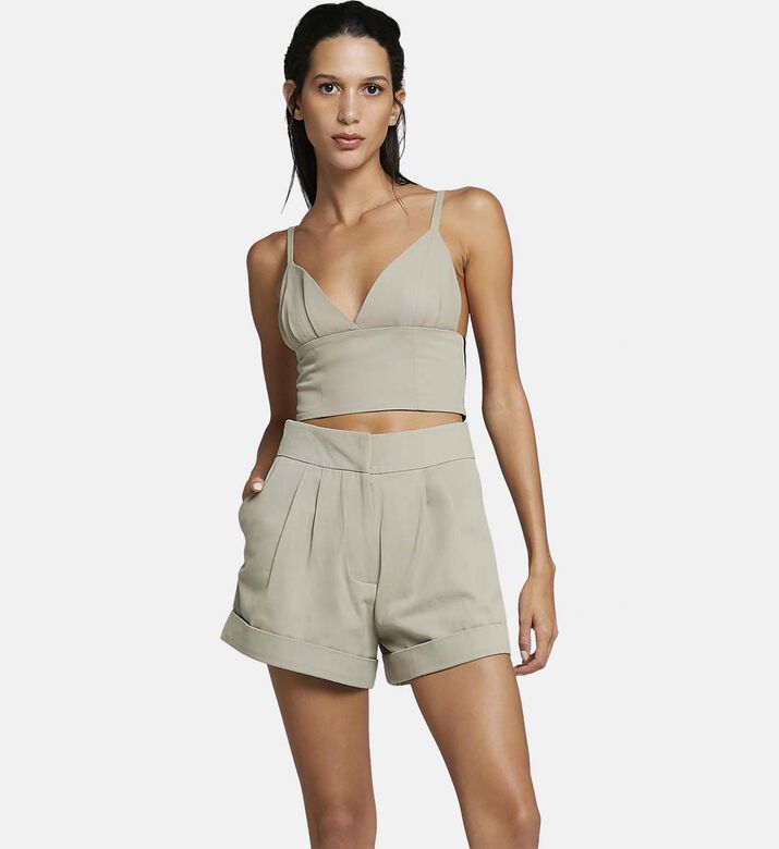 بلوزة بكتفين رفيعين وياقة بشكل في