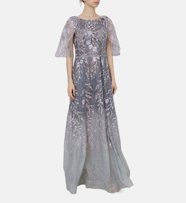 فستان طويل تول مزين ببريق