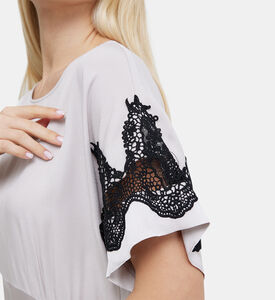 فستان متوسط واسع بإضافات دانتيل