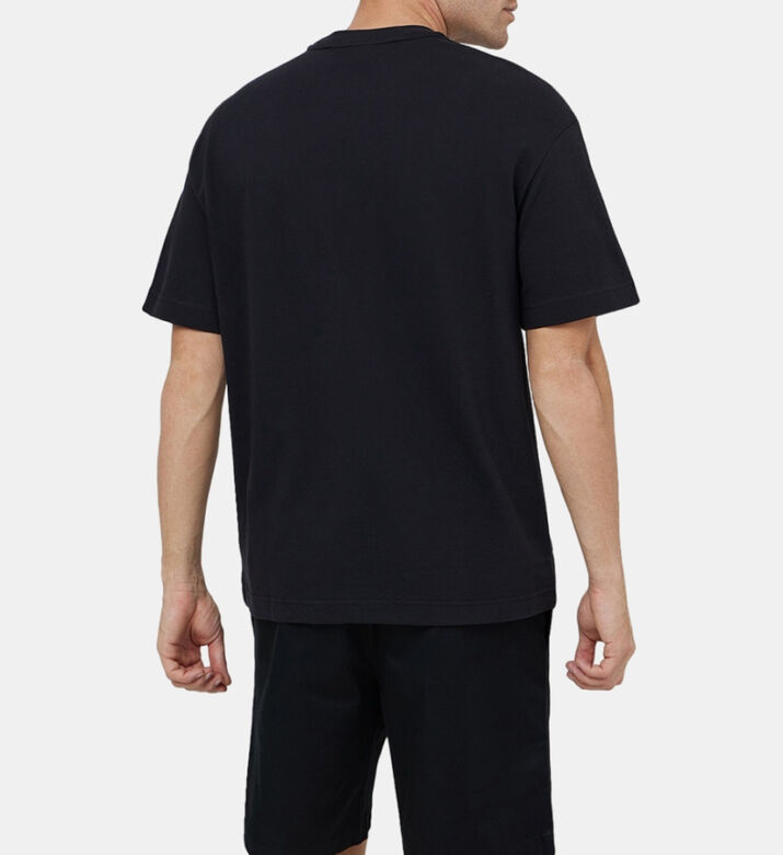 تيشيرت بأكمام قصيرة ولوغو