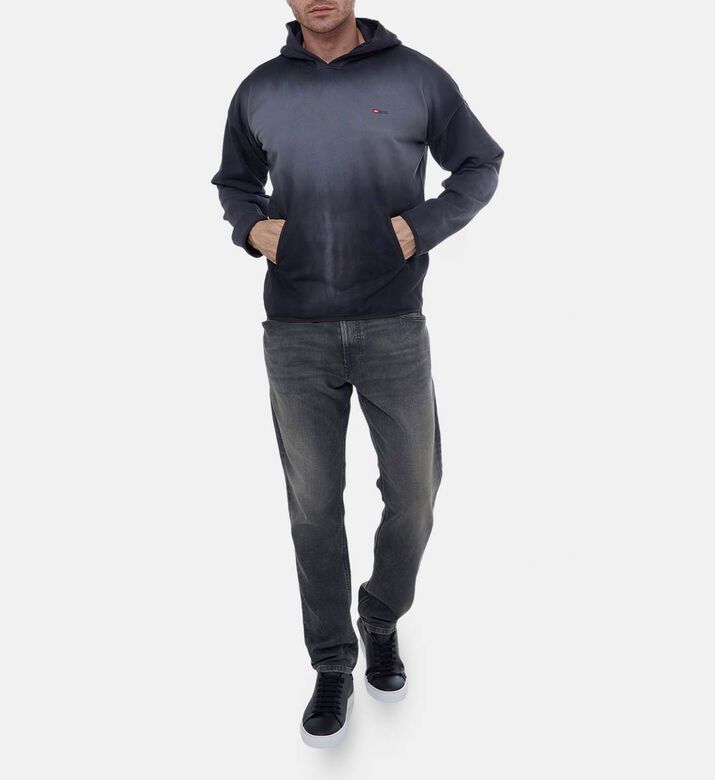 سويت شيرت بغطاء رأس وشعار مطرز سويت شيرت بغطاء رأس وشعار مطرز