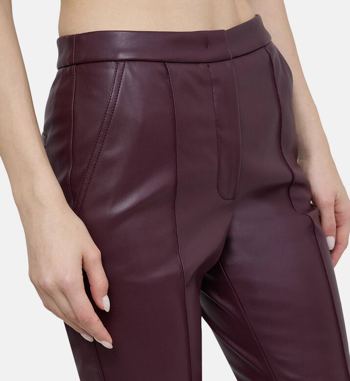 بنطال من جلد صديق للبيئة