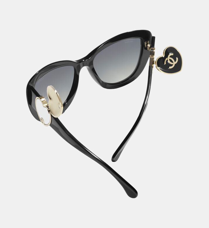 نظارات شمسية مزينة بقلب بقصة كات آي