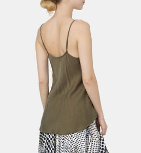 بلوزة حريرية بدون أكمام