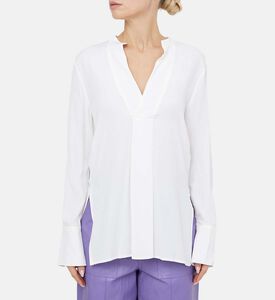 قميص بياقة على شكل حرف V وأكمام طويلة