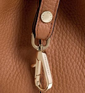 حقيبة دلو جلدية من لانا أوزيت