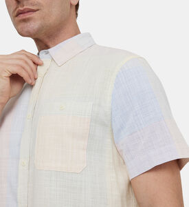 قميص بأكمام قصيرة بمربعات منظمة