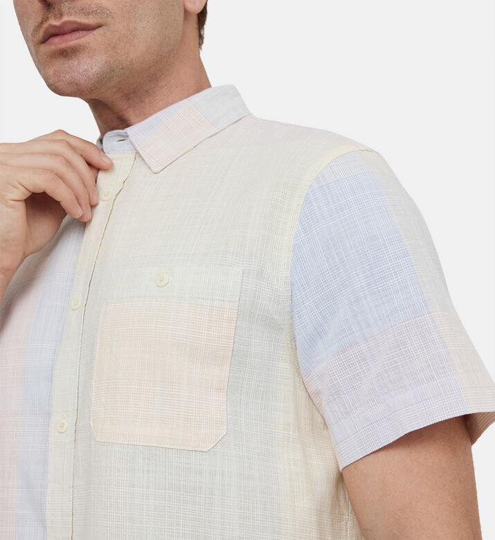 قميص بأكمام قصيرة بمربعات منظمة