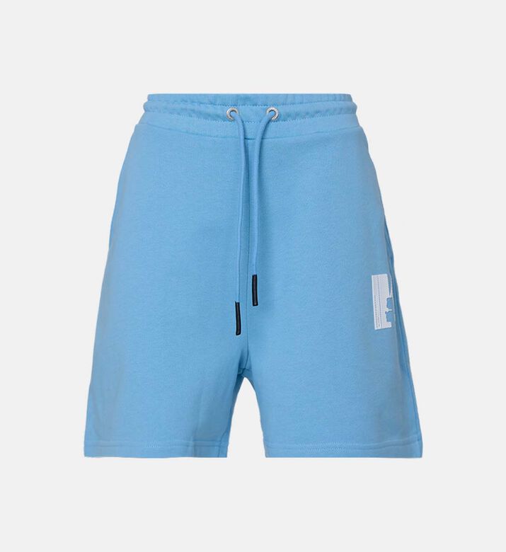 شورت قصير بجيوب جانبية مفتوحة وقصة عادية