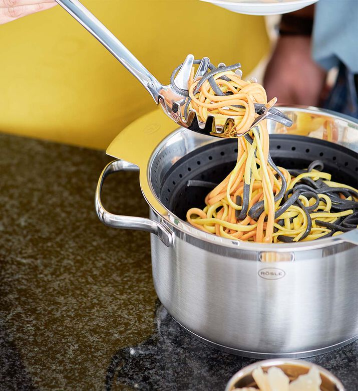 Roesle Foldable Colander Black, Packshot View Roesle Foldable Colander Black, Packshot View