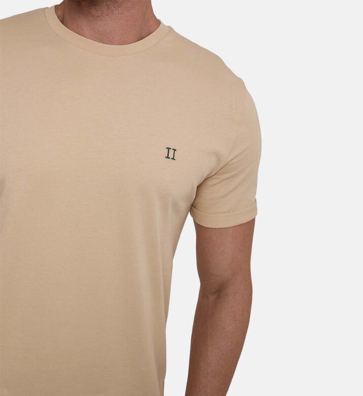 تيشيرت نورغارد قصير الأكمام بشعار متباين