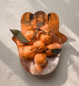 وعاء يد من النحاس المنبعج من همسة