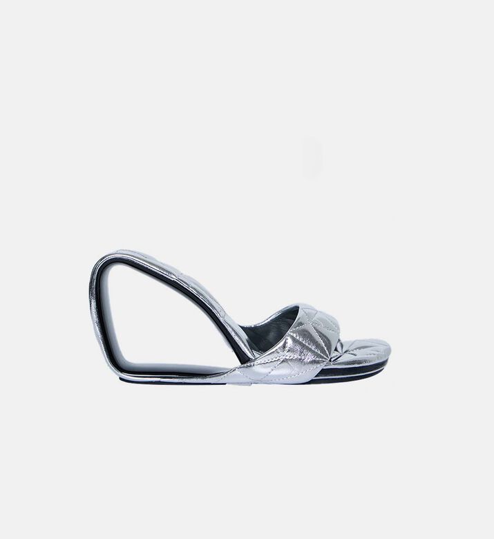 صندل مفتوح من الخلف بفتحات بكعب ويدج مبطّن