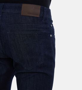 بنطال جينز بقصّة ضيقة ولون داكن