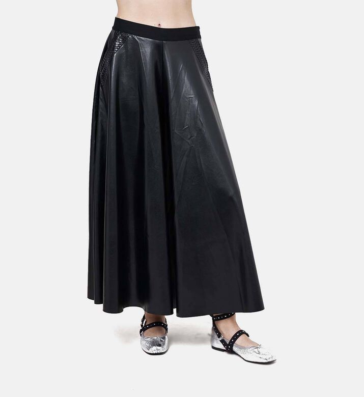 بنطال جلدي عريض الساقين