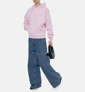 هودي بقصّة فضفاضة وشعار مطبوع على الصدر