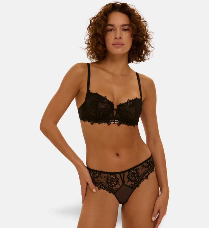 Simone Perele Tanga, Model View