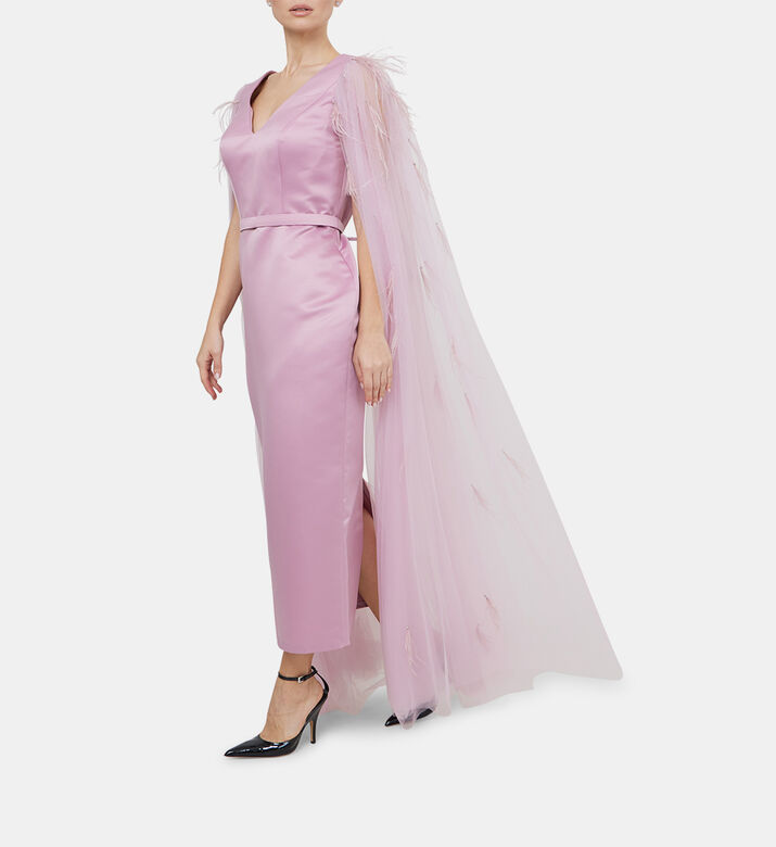 فستان بكاب من التول وتصميم من الريش مدبب