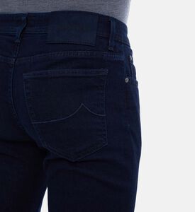 جينز بقصّة مستقيمة وبلون غامق باهت