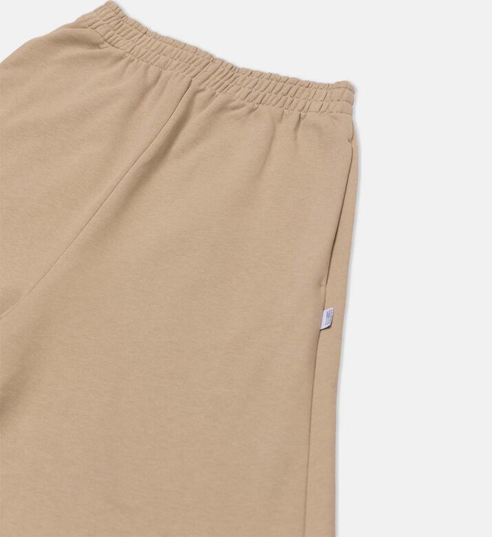 شورت رياضي بخياطة مرئية شورت رياضي بخياطة مرئية