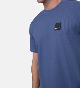 تيشيرت برقبة دائرية بنقشة وافل وشعار مطبوع