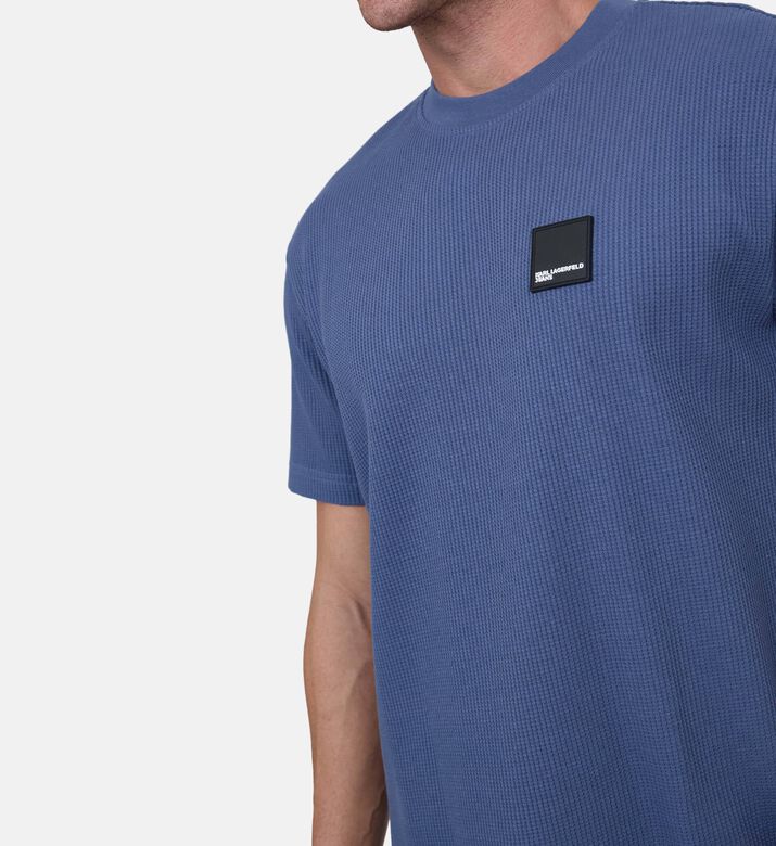 تيشيرت برقبة دائرية بنقشة وافل وشعار مطبوع