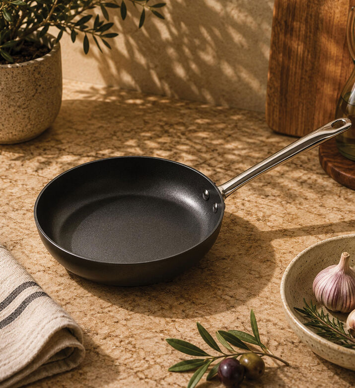 AMT Gastroguss Cast Aluminium Frying Pan, Packshot View