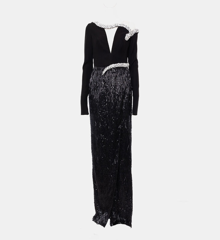 فستان بقصّة ضيّقة مزين بتطريز ثعبان وتنورة بشراشيب