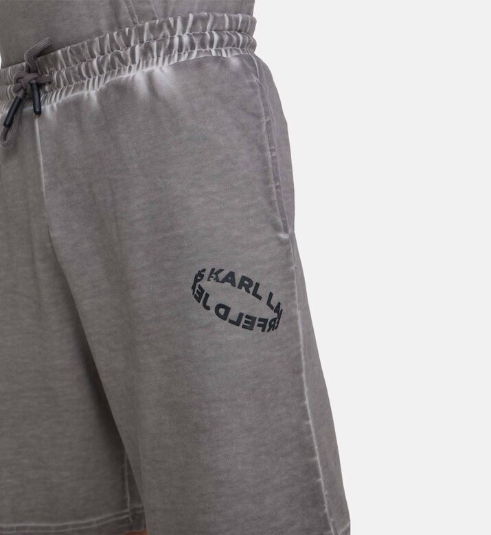 شورت بخصر مطاطي وقصة مريحة شورت بخصر مطاطي وقصة مريحة